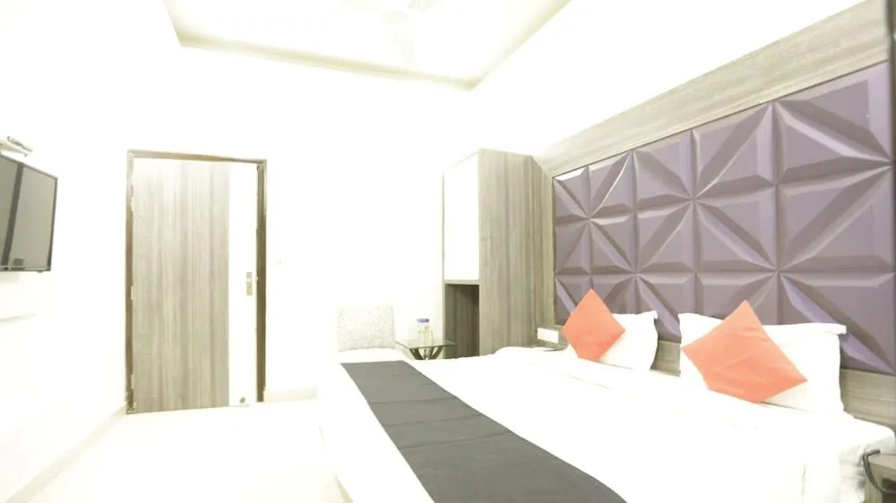 OYO 77326 Hotel Royal View