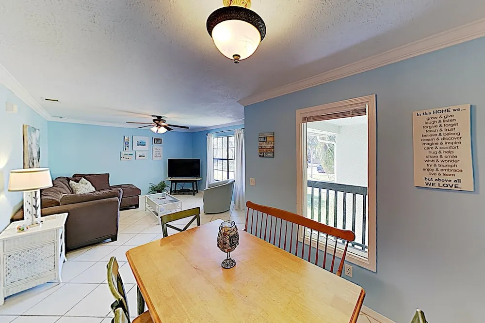 Charming W/ Pool - Walk To Beach & Pier 2 Bedroom Condo