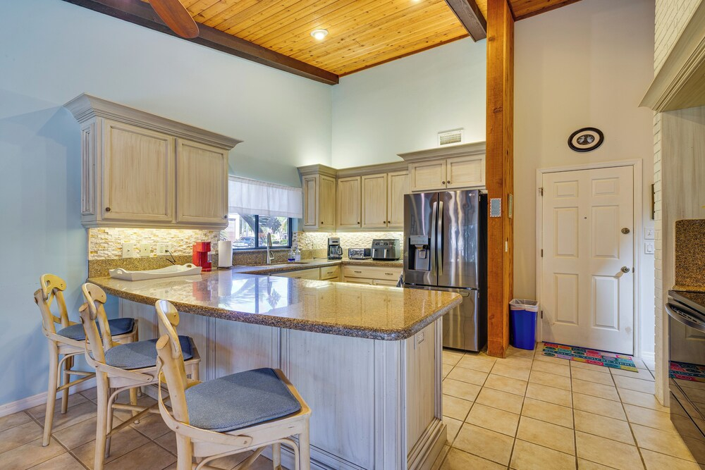 Heated Pool, 3 Mi to Dtwn: Cape Coral Escape!