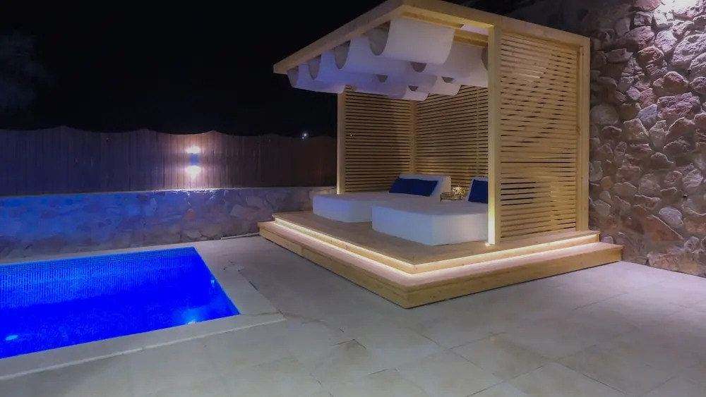 Luxury Suite by the pool