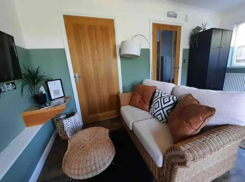 The Cwtch,Self Contained Coastal Annex Freshwater (Adults Only)