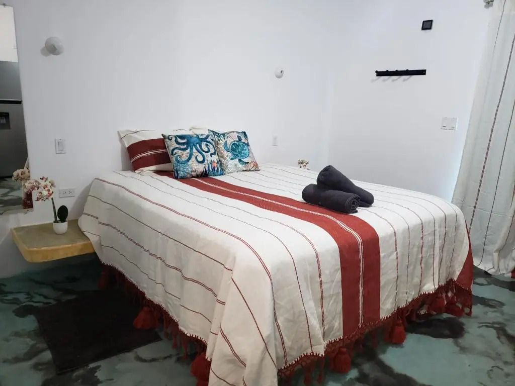 Casa Arrecife - Dorado Suite, Fast Wifi & Balcony! Beach is steps away