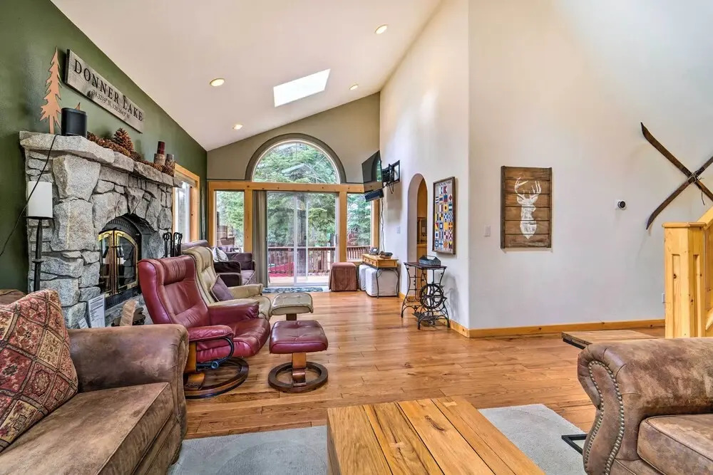 Tahoe Donner Retreat w/ Hot Tub & Fireplace!
