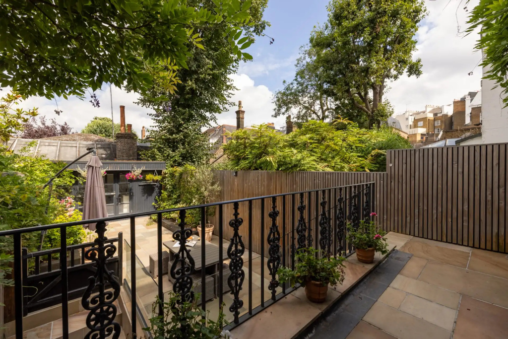 Bright South Kensington Garden Maisonette with AC and Gym Room