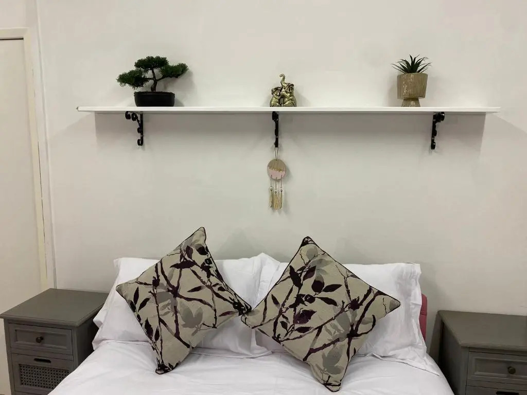 3 bed stylish house Whole house