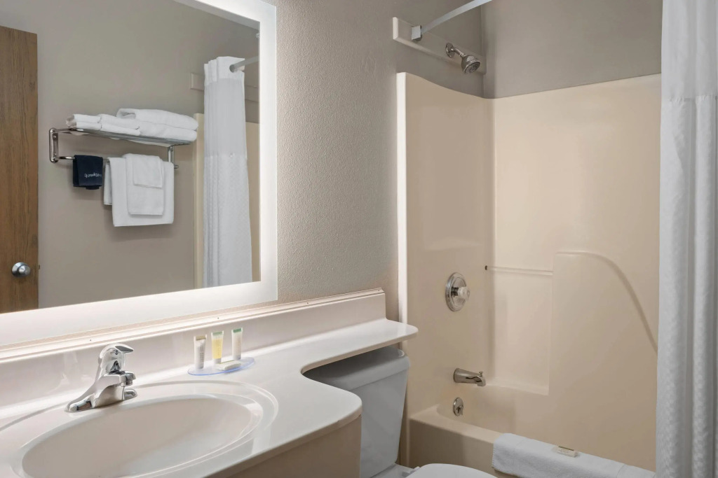 Super 8 by Wyndham Lewistown