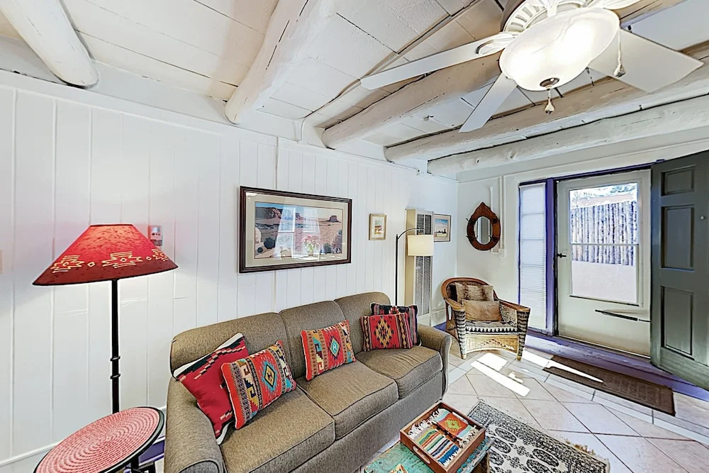 Charmed Casita W/ Private Backyard, Near Plaza 1 Bedroom Cottage