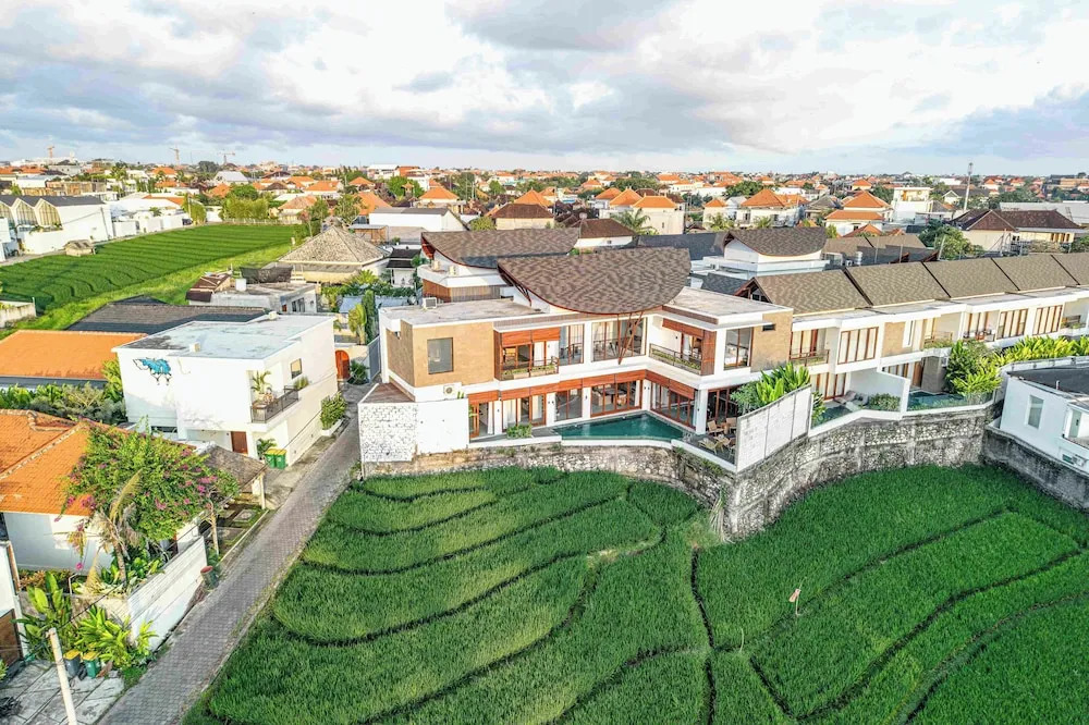 5-br Beach Villa in Canggu Overlooking Rice Fields