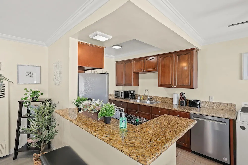 Sunny & Cheerful Near I-10 ~ Queen Beds ~ Parking