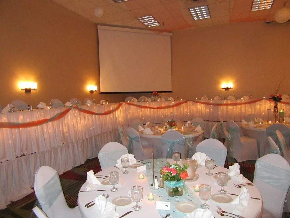 Express Suites Riverport Inn & Suites