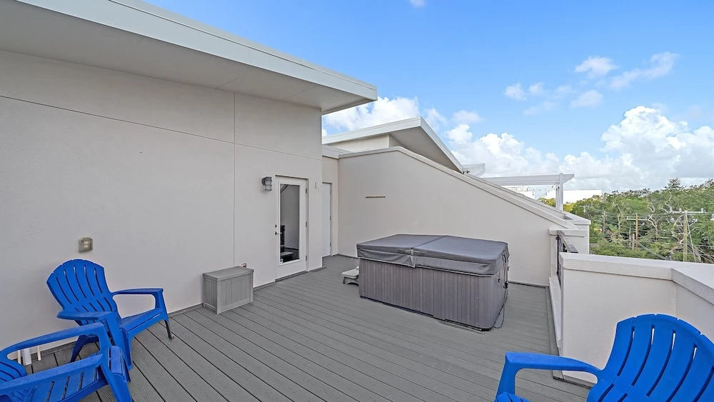 Cityscape Retreat 2 Bedroom Townhouse by RedAwning