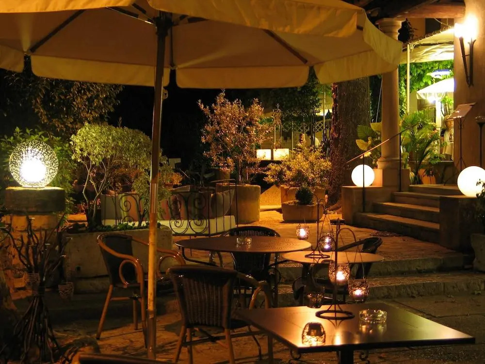 Hôtel et Restaurant Le Manoir - Echangeur A7-A9 - 24h-24h