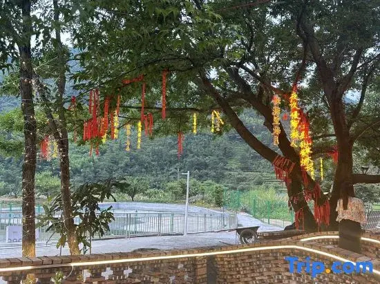 Yizhang Windmill Eco Hotel