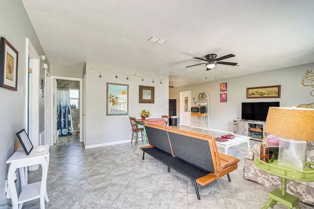Spring Hill Home - 3 Mi to Weeki Wachee Springs!