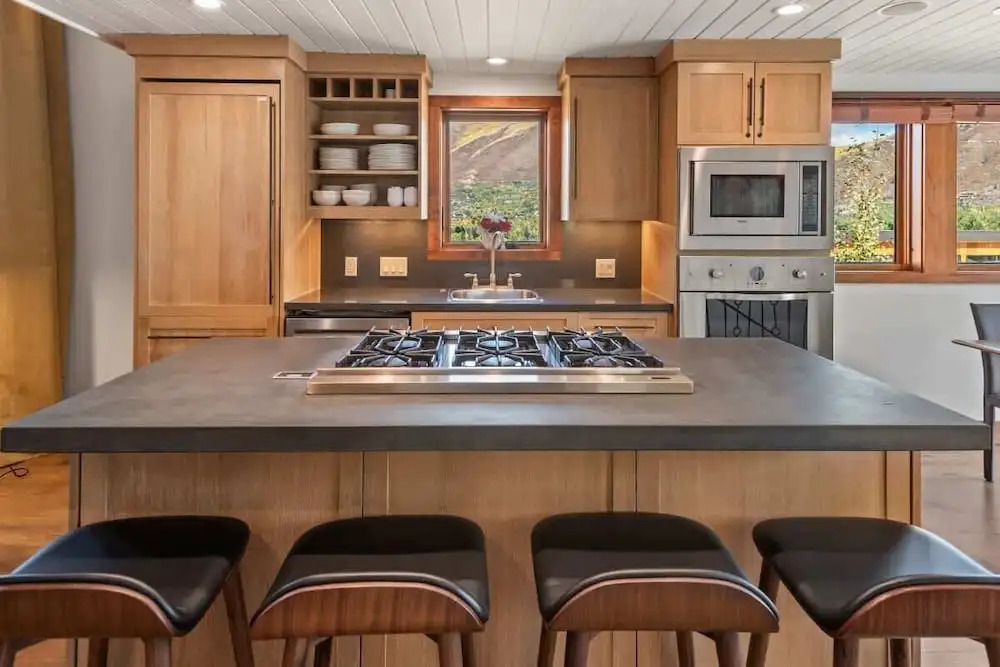 Snowline Lodge 4BR Home With Hot Tub, Pool & BBQ