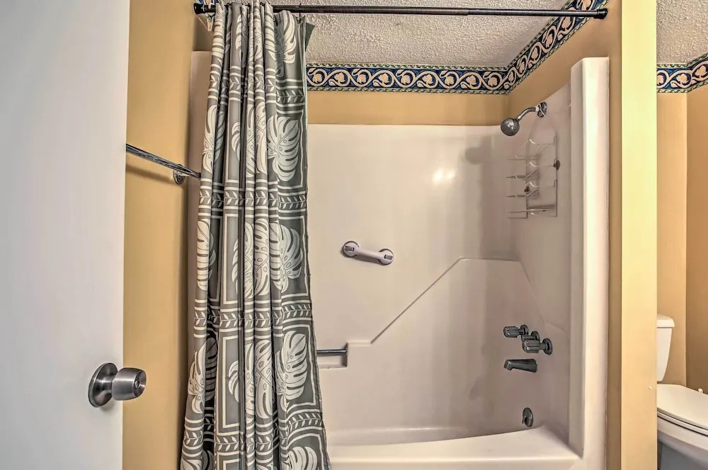 4 Mi to Barefoot Landing: North Myrtle Beach Home
