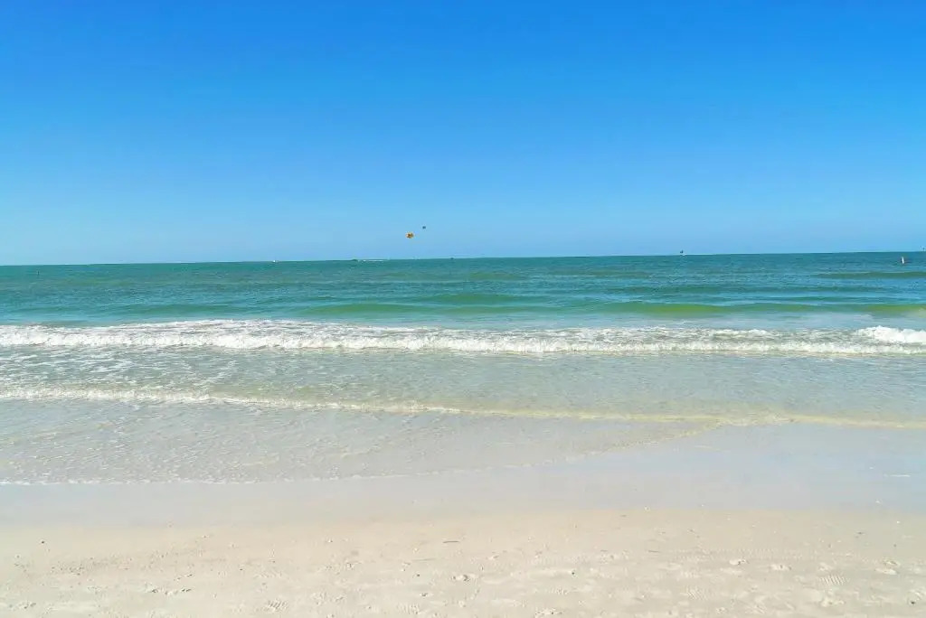 Modern & Fresh - Less than 3 miles to the Beach