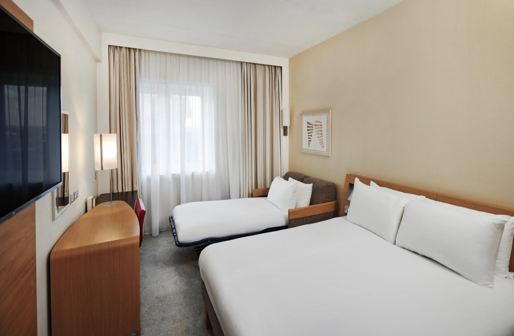 Novotel London West