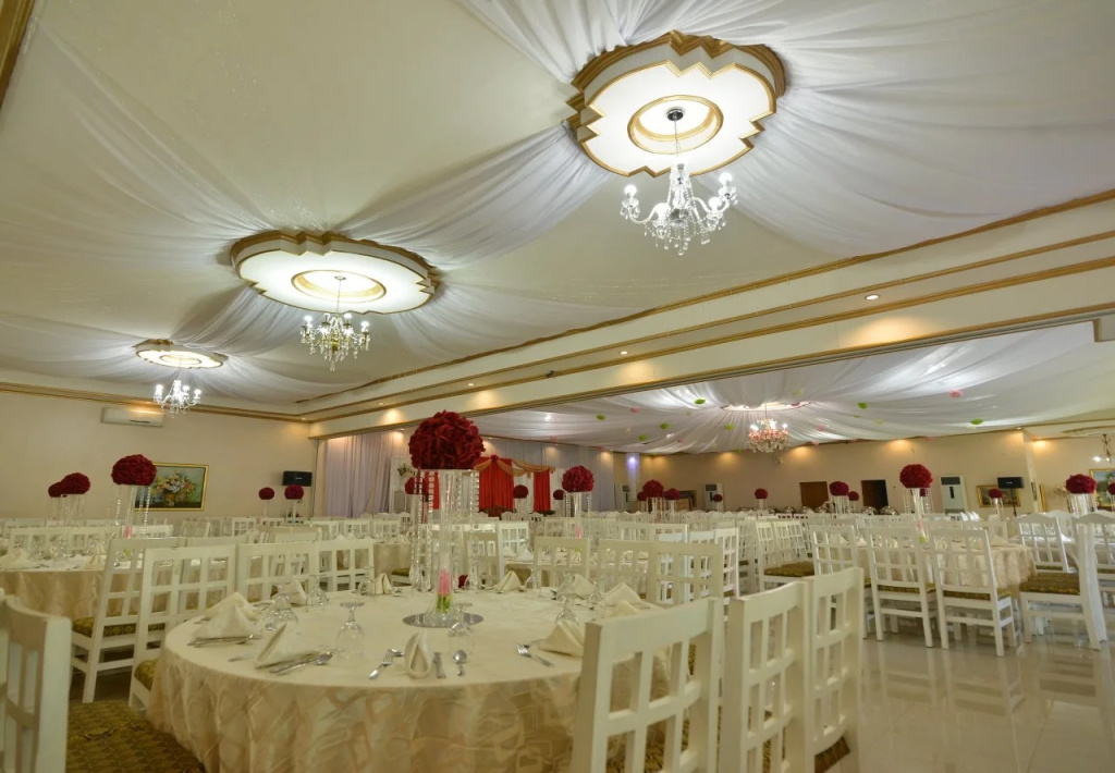 Roz And Angelique's Inn & Suites