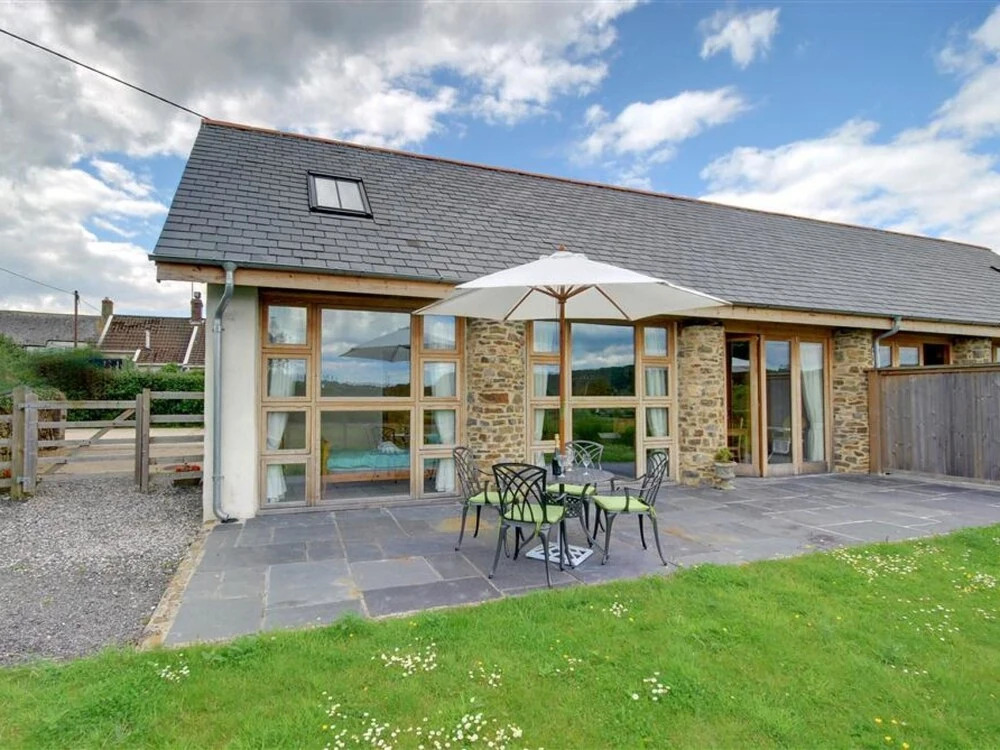 Large, Modern Farmhouse in Umberleigh, With Heigh Ceilings and Beautiful Terrace