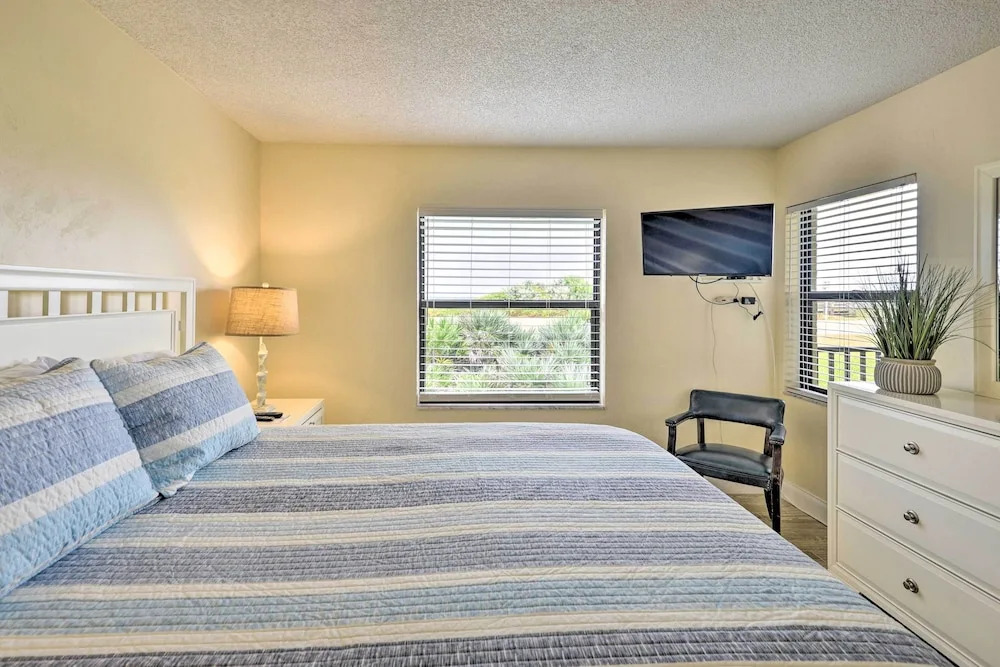 Sun-soaked Condo w/ Balcony - Steps to Beach!