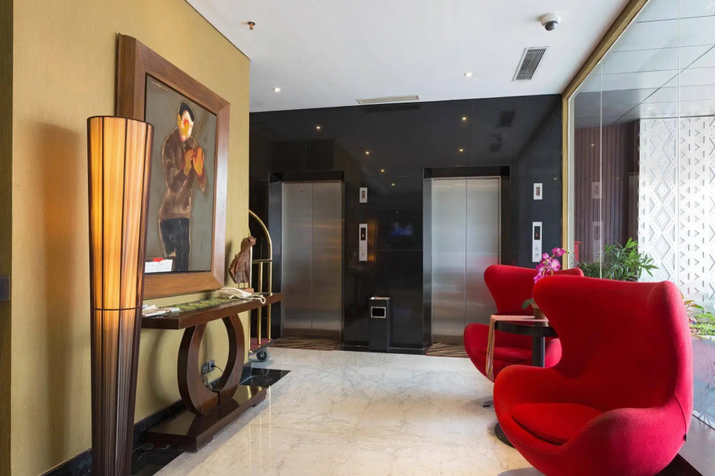 RedDoorz Plus near Blok M Square
