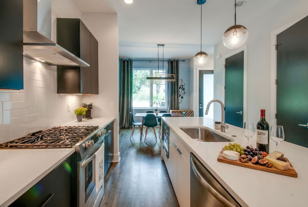 King Queen 2 Homes - 24 Beds City Views