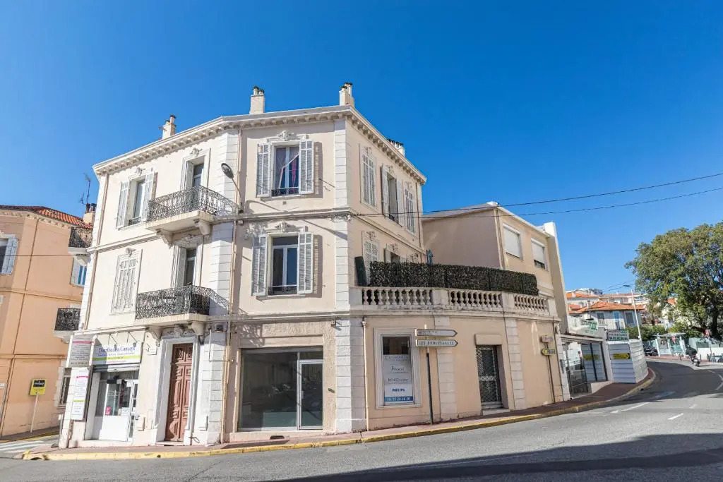 Bourgeois 3 bdrs & Large Terrace - 5mn from le Palaisdowtown