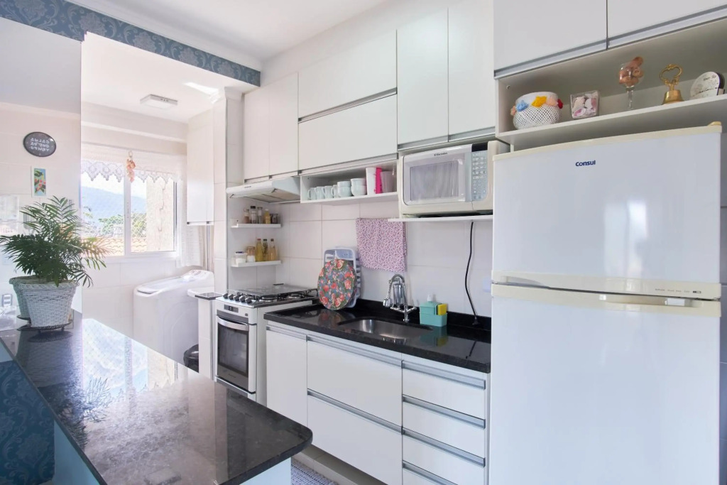 Confortável apartamento com ar, piscina, sacada Gurmet a 1 km da praia Grande