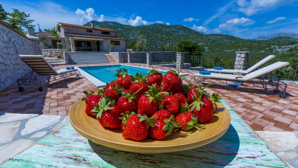 Rustic Villa Fragola with heated pool