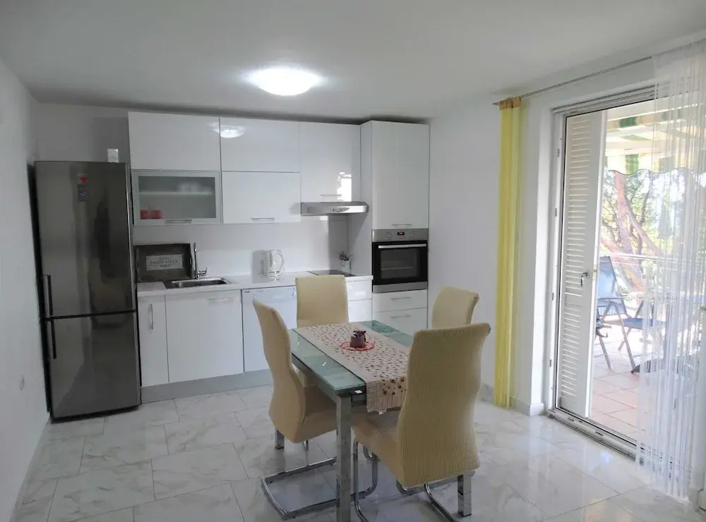 Selce Shorefront Apartment With Balcony and Sea View