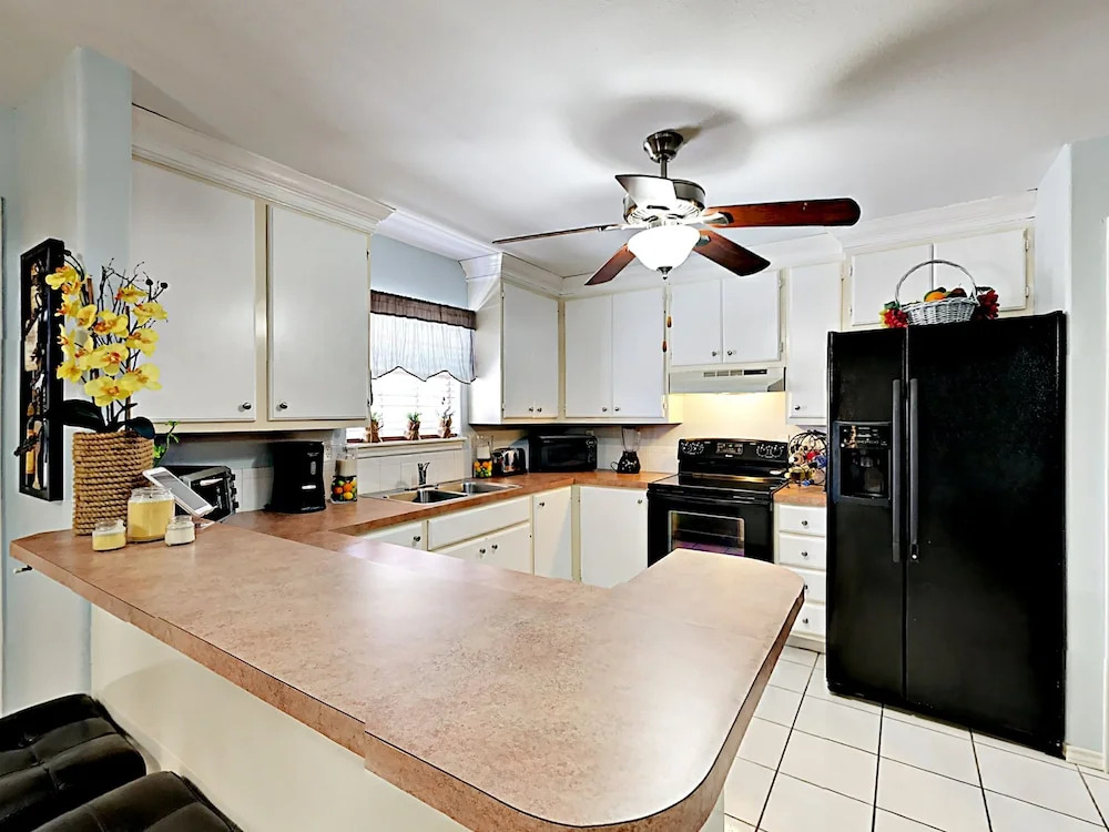 108 E Whiting St House - 2 Br apts by RedAwning