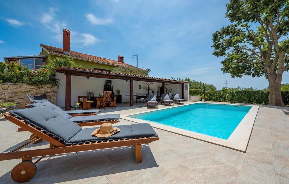 Gorgeous Home In Galizana