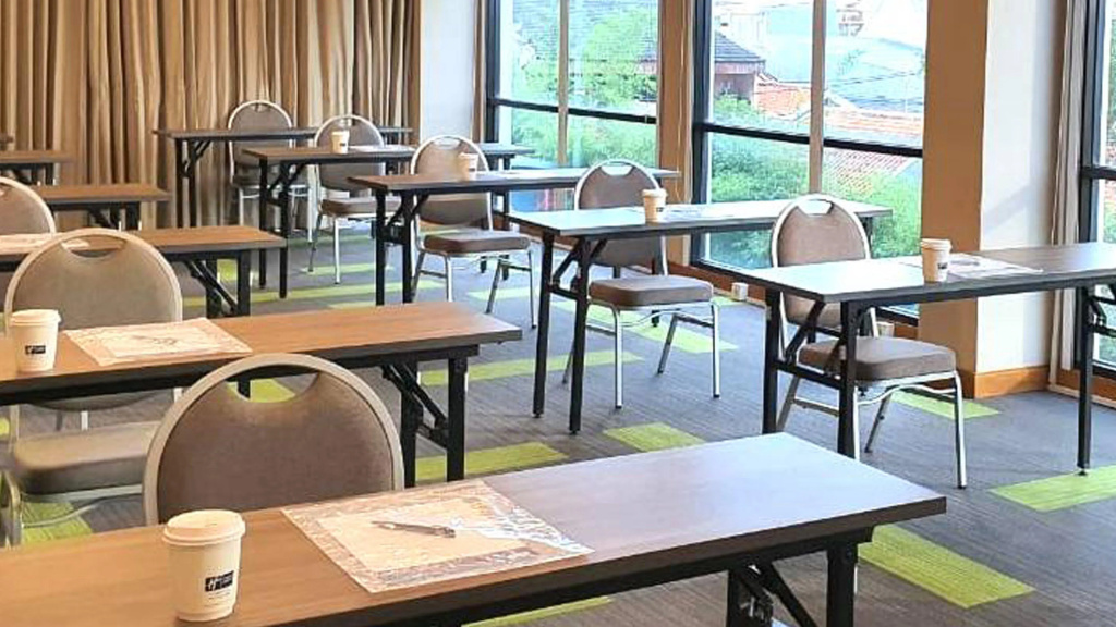 Отель Holiday Inn Express Jakarta Menteng