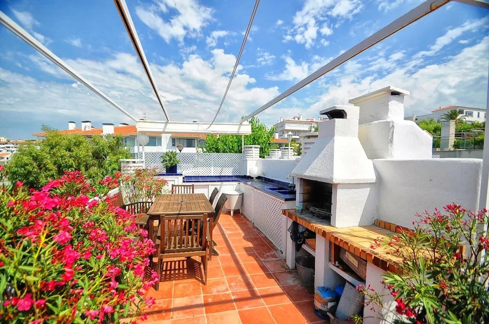 Luxury House with Private Chill Out
