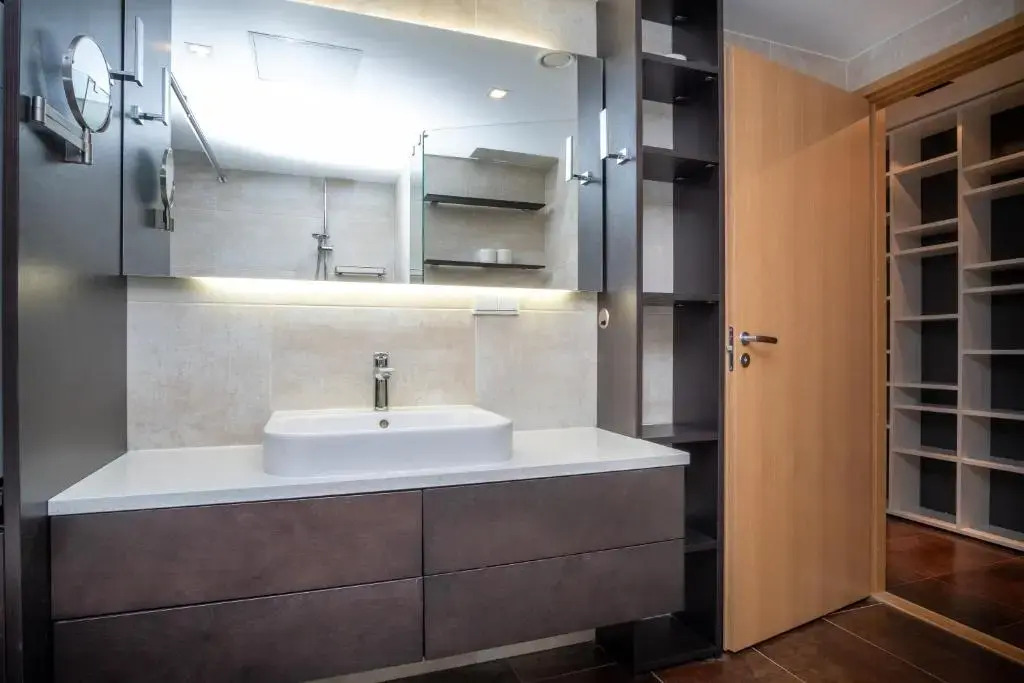 Dream Stay - Stylish Apartment Near Old Town with Free Parking