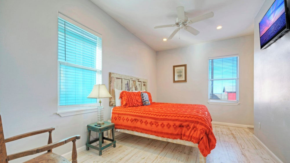 Sleeps 84, 9 Homes Private Boat Dock, Waterfront Pool, Views Laguna Village