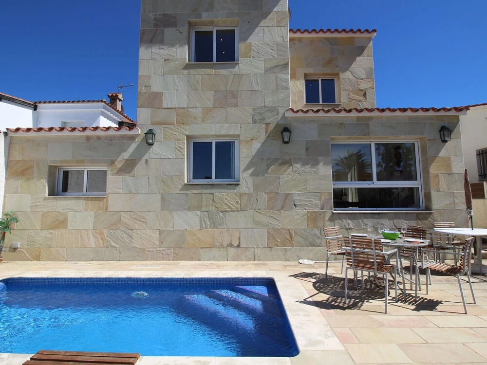 Holiday Home With its own Mooring and Private Swimming Pool