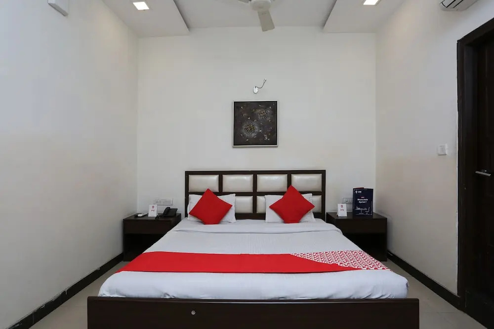 OYO 2660 Hotel Radhe Inn