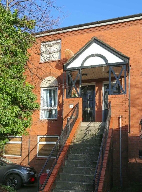 Perfect City Center Location, Parking, 4 Beds