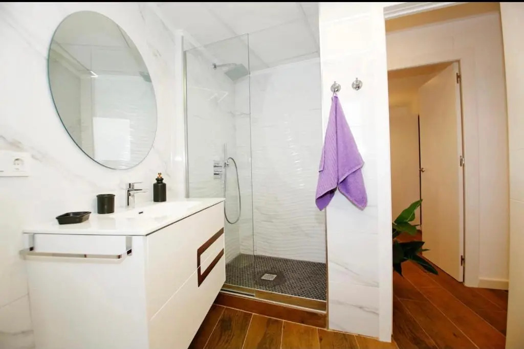 Amazing 3bd apt. Beach and center + parking