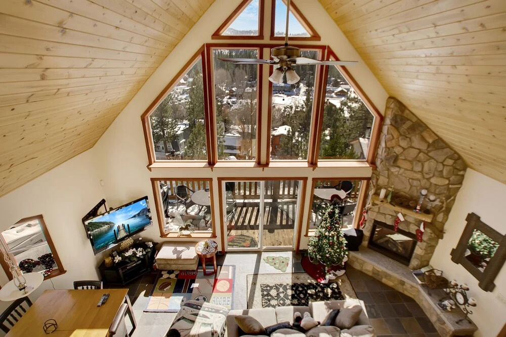 Lake House W/ Decks & Hot Tub 3 Bedroom Cabin