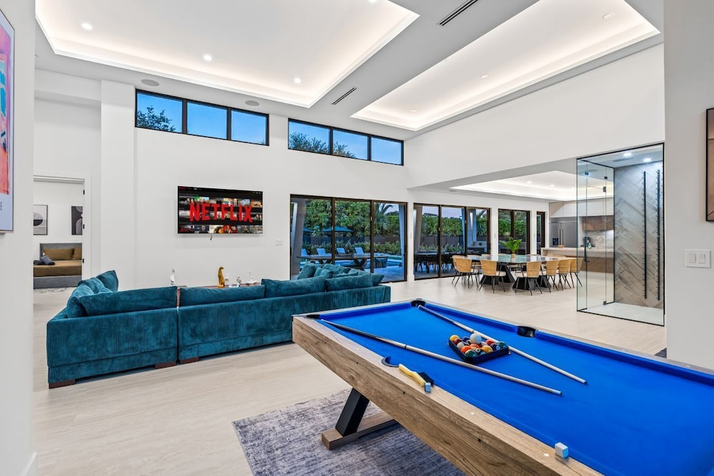Miami Ultra Villa w Pool by Glam Homes