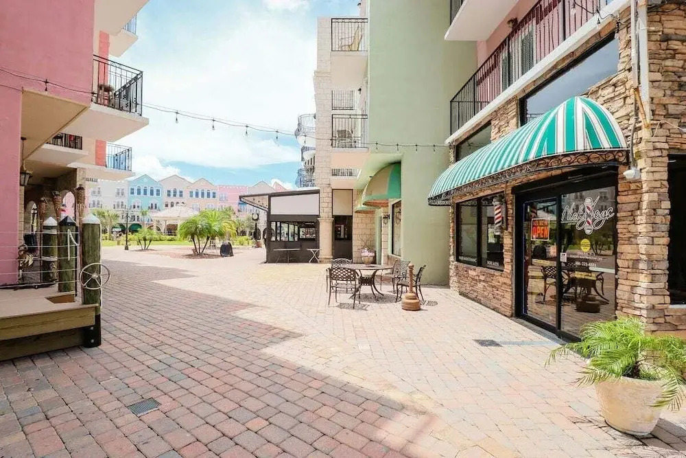 Spacious Townhouse With Private Balcony, Waterview, Pool and Wifi