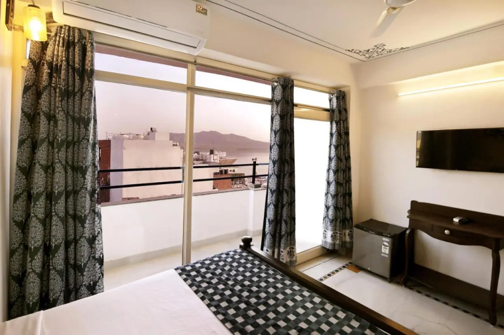 The Lake View Hotel- On Lake Pichola