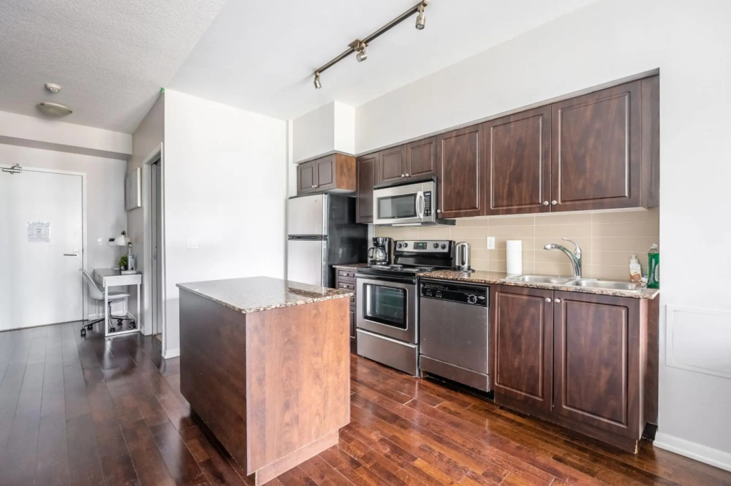 Modern Bright 1Br+Den Unit Downtown