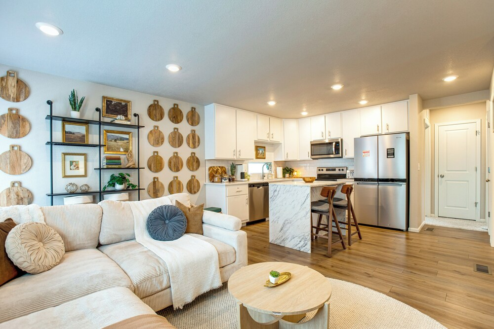 13 Mi to Dtwn Denver: Spacious Home w/ Balcony!