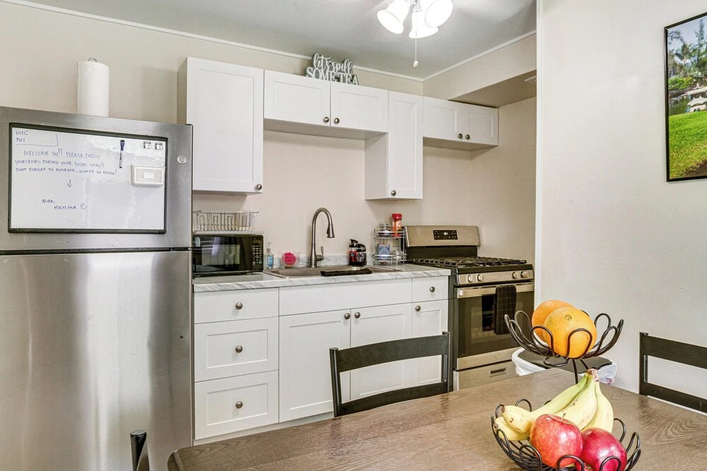 Walk to Dining & Local Markets! Hilo Getaway