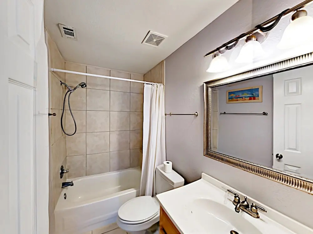Charming W/ Pool - Walk To Beach & Pier 2 Bedroom Condo