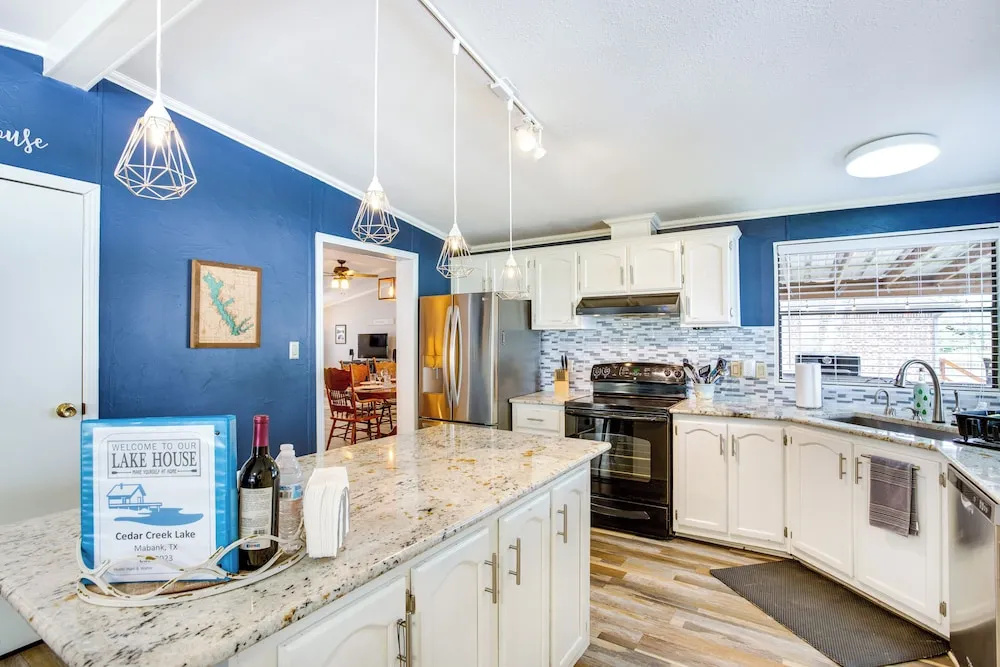Hot Tub & Dock: Lakefront Mabank Home